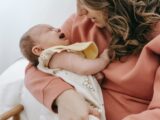 Reflux gastrique de bébé : les remèdes naturels