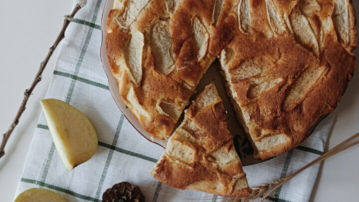Gâteau aux Pommes à l’Ancienne : La Recette de Grand-Mère avec sa Sauce Caramel