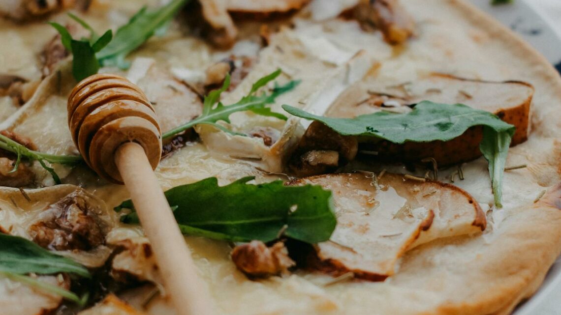 La pizza chèvre-miel: un délice sucré-salé à préparer chez soi