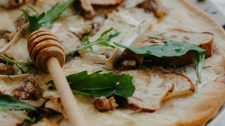 La pizza chèvre-miel: un délice sucré-salé à préparer chez soi