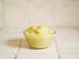 Compote de fruits dans un bol en verre, photo d’illustration
